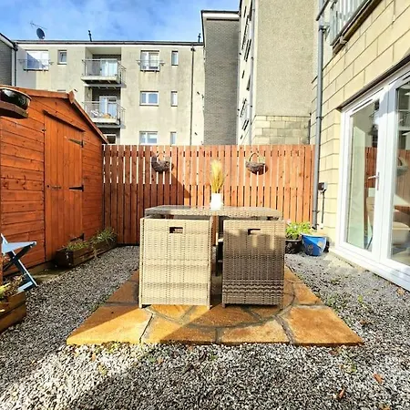 Holiday home Modern 5 Bedroom Townhouse With Free Parking Glasgow