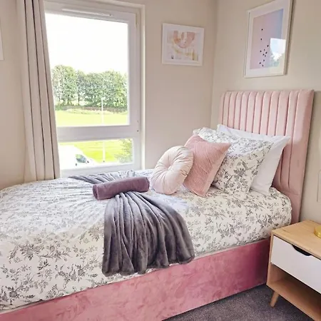 Modern 5 Bedroom Townhouse With Free Parking Holiday home Glasgow