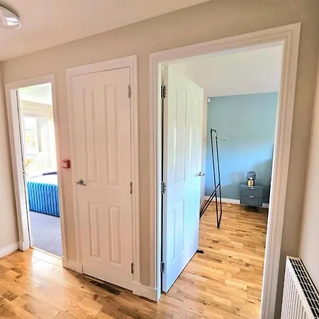 Holiday home Modern 5 Bedroom Townhouse With Free Parking Glasgow