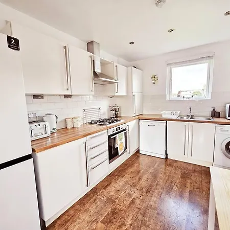 Holiday home Modern 5 Bedroom Townhouse With Free Parking