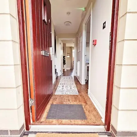 Modern 5 Bedroom Townhouse With Free Parking