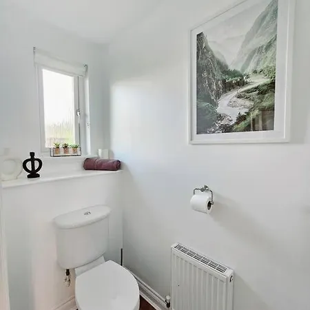Modern 5 Bedroom Townhouse With Free Parking Glasgow