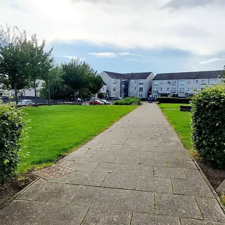 Modern 5 Bedroom Townhouse With Free Parking Holiday home