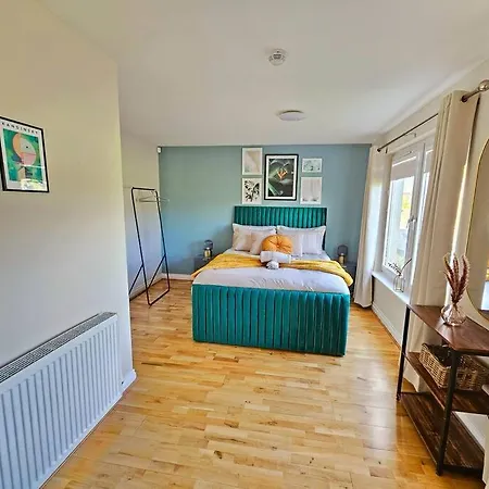 Modern 5 Bedroom Townhouse With Free Parking *