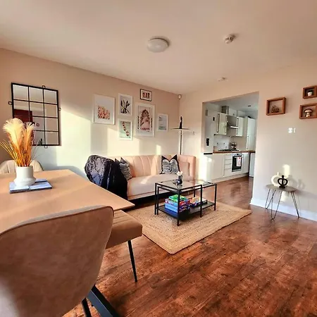 Holiday home Modern 5 Bedroom Townhouse With Free Parking Glasgow