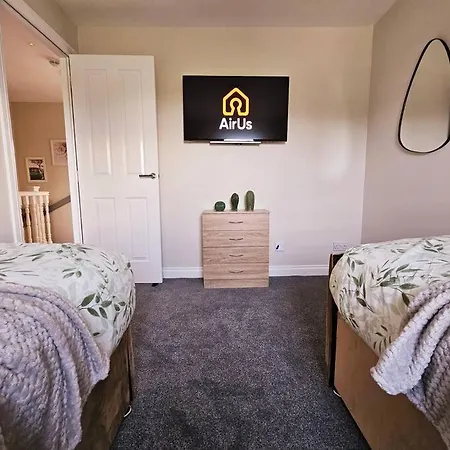 Modern 5 Bedroom Townhouse With Free Parking * Glasgow