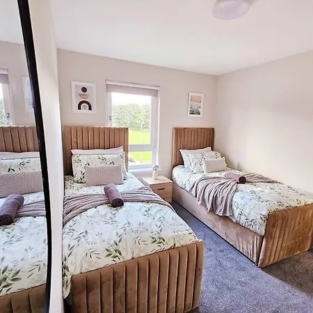 Holiday home Modern 5 Bedroom Townhouse With Free Parking