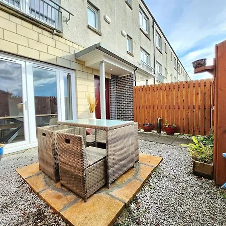 Modern 5 Bedroom Townhouse With Free Parking Holiday home