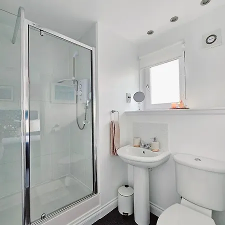 Modern 5 Bedroom Townhouse With Free Parking Holiday home Glasgow
