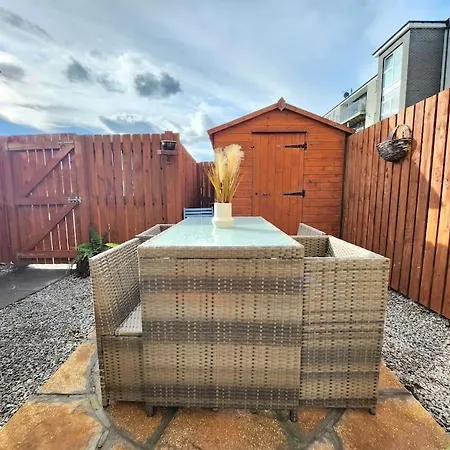 Modern 5 Bedroom Townhouse With Free Parking *