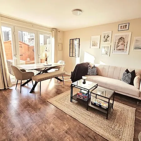 Modern 5 Bedroom Townhouse With Free Parking Holiday home