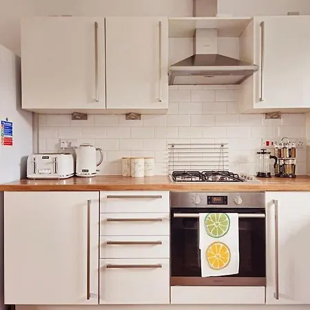 Modern 5 Bedroom Townhouse With Free Parking * Glasgow