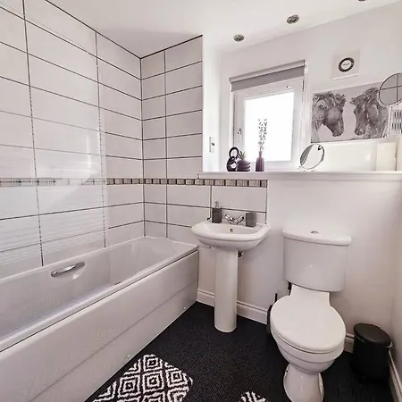 Modern 5 Bedroom Townhouse With Free Parking Holiday home Glasgow