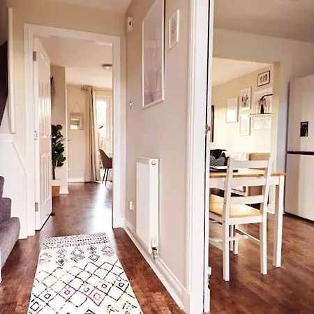 Holiday home Modern 5 Bedroom Townhouse With Free Parking Glasgow