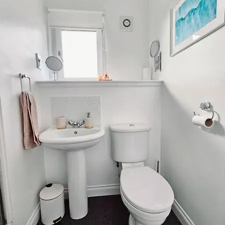 Modern 5 Bedroom Townhouse With Free Parking Glasgow