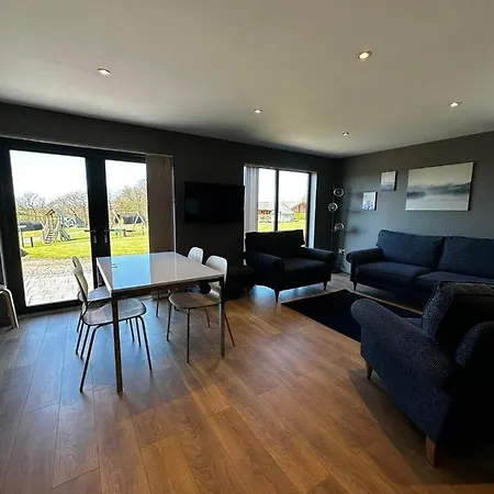 Spacious 3-bedroom On Country Estate Near - Sleeps 6 Glasgow