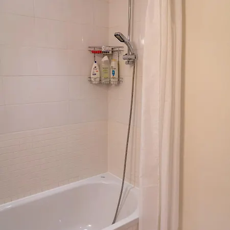 Spacious Queen Bed Centre Penthouse With Balcony - Homeshare - Live In Host