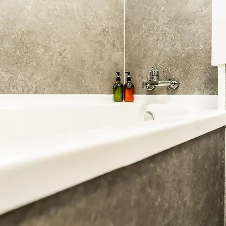 Spacious 2-bedroom Main Door With Private Parking Glasgow