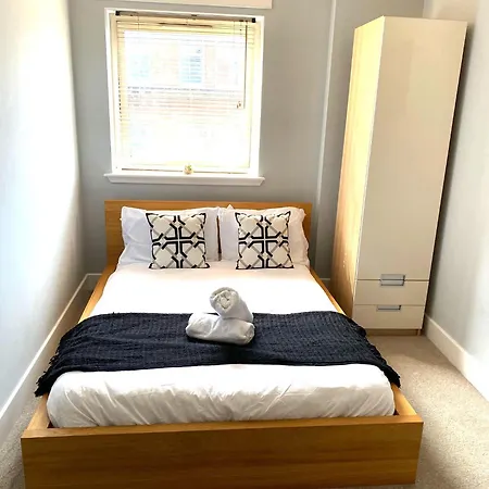 2 Bedroom In The Heart Of The Centre, Perfect Location Apartment *