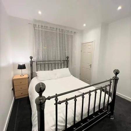 Lovely 2 Bed Close To Silverburn Mall