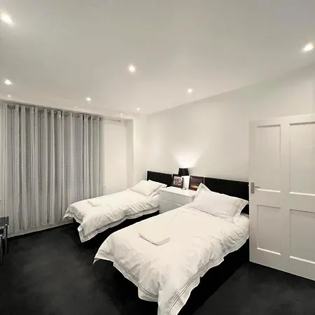 Lovely 2 Bed Close To Silverburn Mall Apartment *