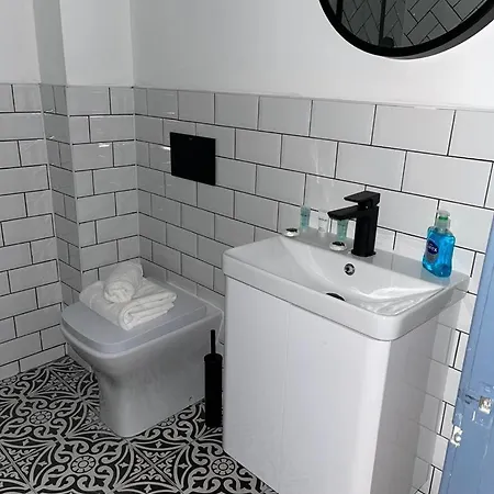 Stunning 1 Bed In West End Lägenhet *