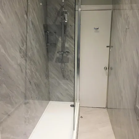 Beautiful & Spacious 2 Bed In West End Apartment *