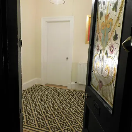 Beautiful & Spacious 2 Bed In West End *