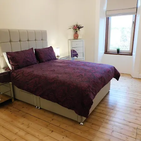 Beautiful & Spacious 2 Bed In West End *