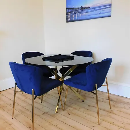 Beautiful & Spacious 2 Bed In West End