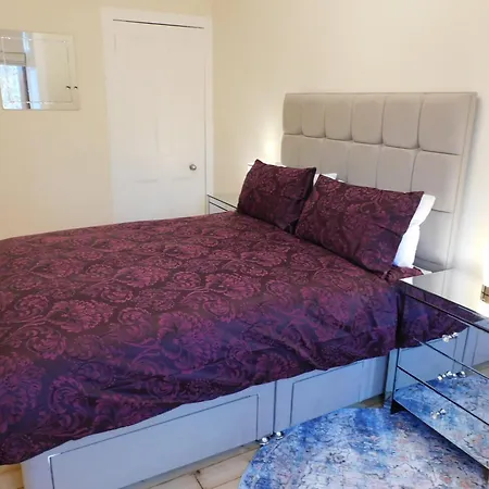 Apartment Beautiful & Spacious 2 Bed In West End