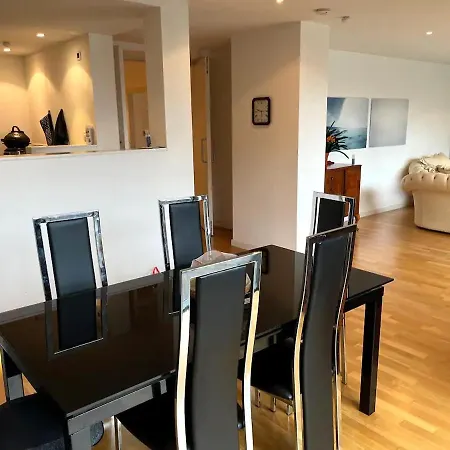 Spacious Queen Bed Centre Penthouse With Balcony - Homeshare - Live In Host Kwatera prywatna *