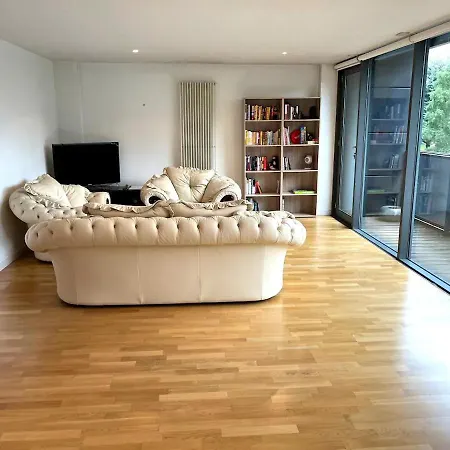 Spacious Queen Bed Centre Penthouse With Balcony - Homeshare - Live In Host Accommodatie bij particulieren *