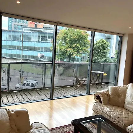 Spacious Queen Bed Centre Penthouse With Balcony - Homeshare - Live In Host Glasgow