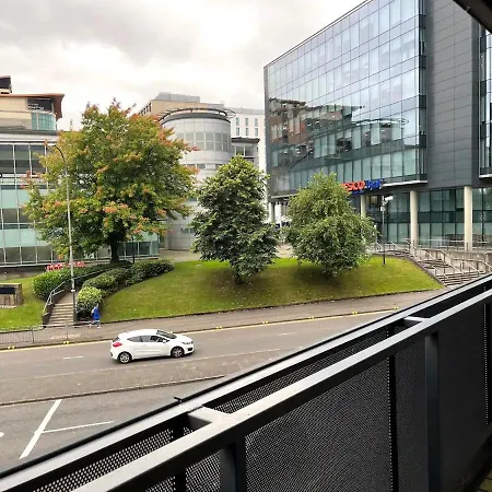 Spacious Queen Bed Centre Penthouse With Balcony - Homeshare - Live In Host *