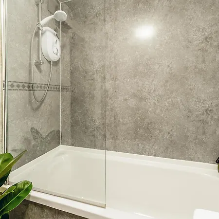 Lejlighed Spacious 2-bedroom Main Door With Private Parking Glasgow