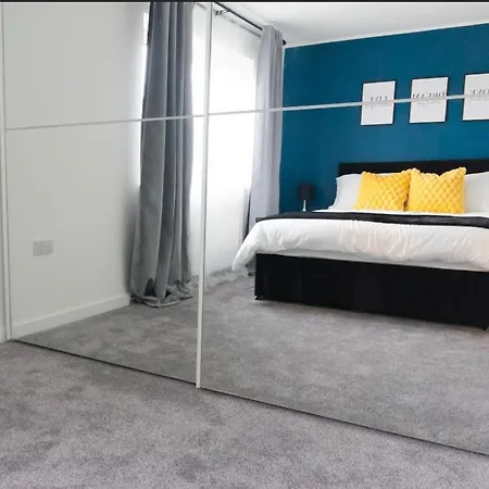 Stylish House With Private Parking Feriehus