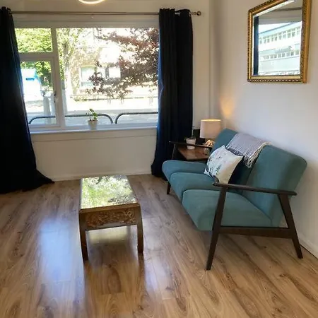 Comfy 1 Bedroom Flat With Free Parking *