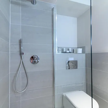 Hotel Glynhill & Near Airport 4*