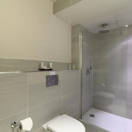 Glynhill & Near Airport Hotel 4*