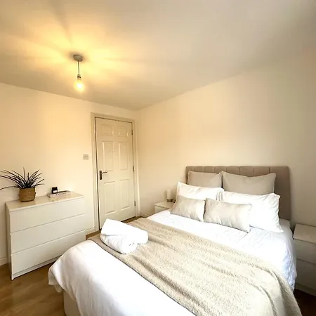 Private With En-suite And Parking In Shared Flat Pansiyon *