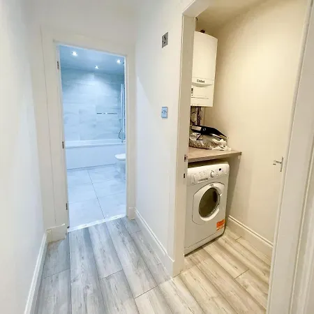 Recently Refurbished Two Bedroom Apartment, Location! Apartamento *