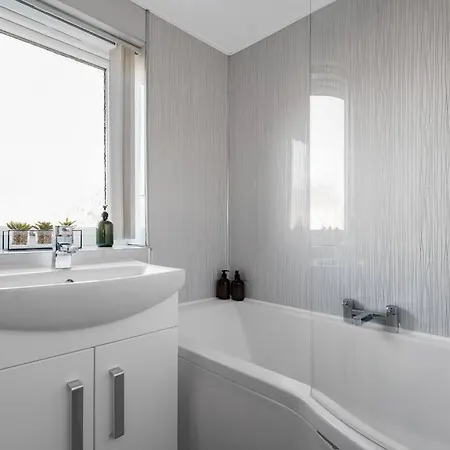 Stylish 2-bed House Private Driveway Lejlighed Glasgow