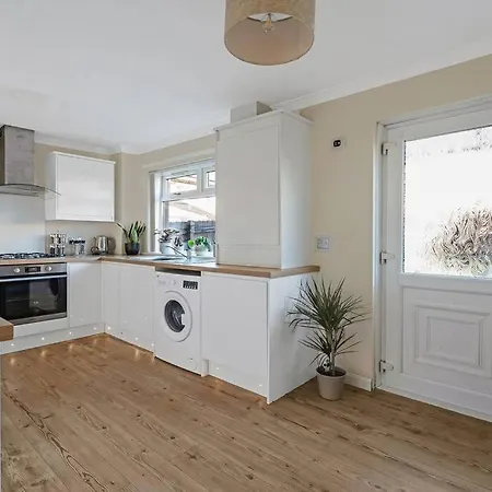 Stylish 2-bed House Private Driveway *