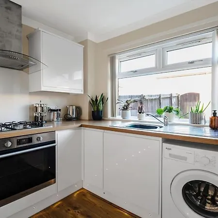 Stylish 2-bed House Private Driveway غلاسغو