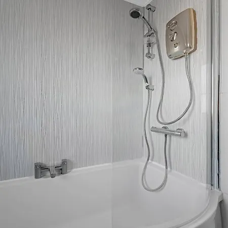 Stylish 2-bed House Private Driveway *