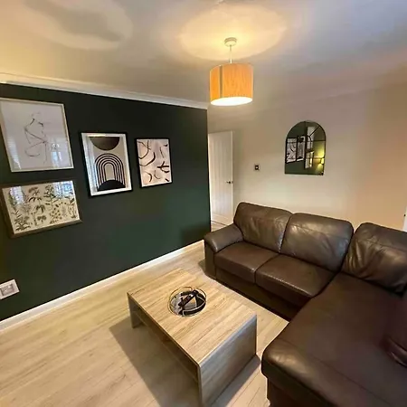 Stylish 2-bed House Private Driveway