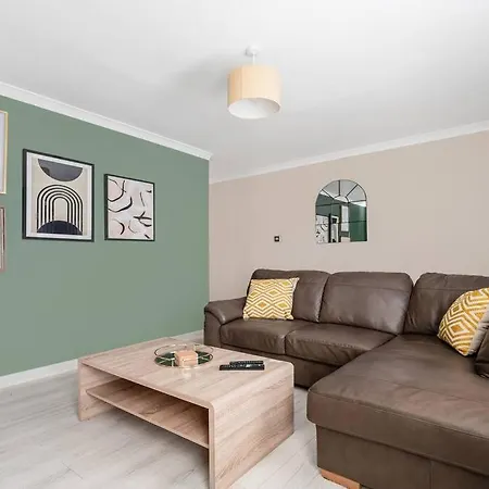 Stylish 2-bed House Private Driveway *