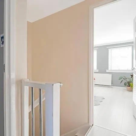 Stylish 2-bed House Private Driveway شقة غلاسغو