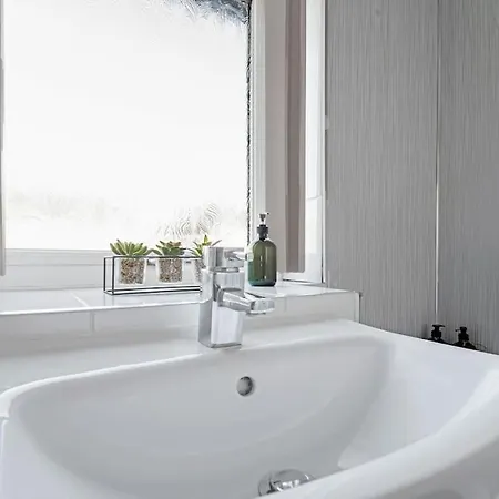 Stylish 2-bed House Private Driveway